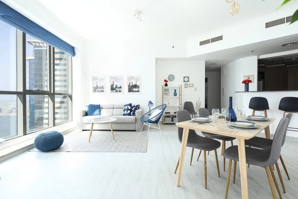 Дубай: Modern + Light 2BR in Dubai Marina w/ Sea Views!
