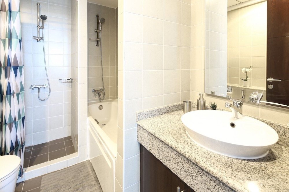 Дубай: Modern + Light 2BR in Dubai Marina w/ Sea Views!