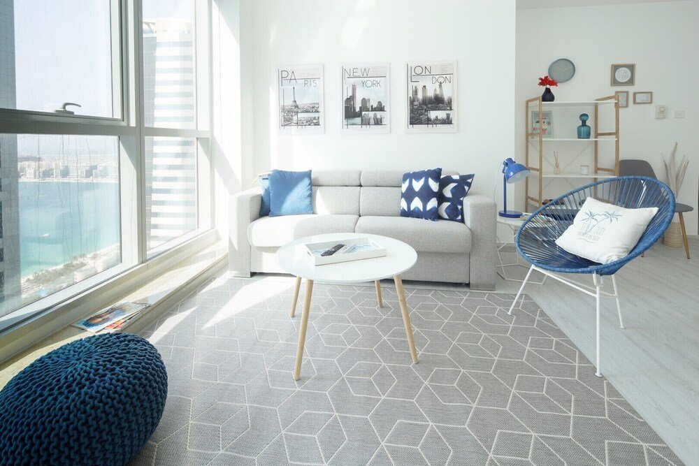 Дубай: Modern + Light 2BR in Dubai Marina w/ Sea Views!