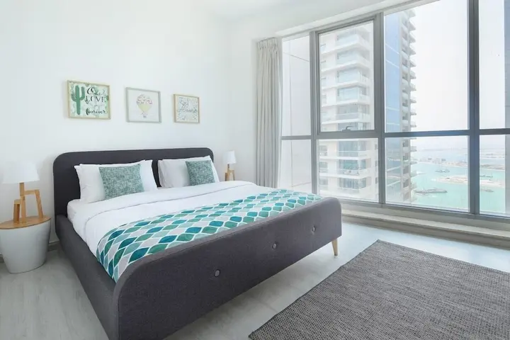 Дубай: Modern + Light 2BR in Dubai Marina w/ Sea Views!