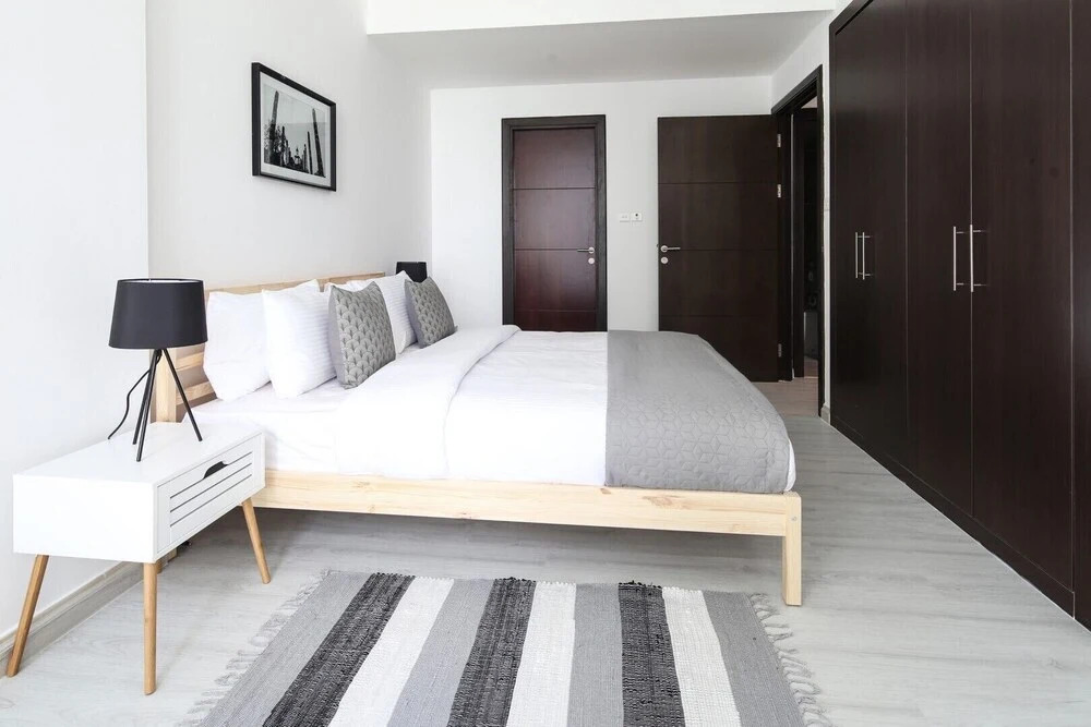 Дубай: Modern + Light 2BR in Dubai Marina w/ Sea Views!