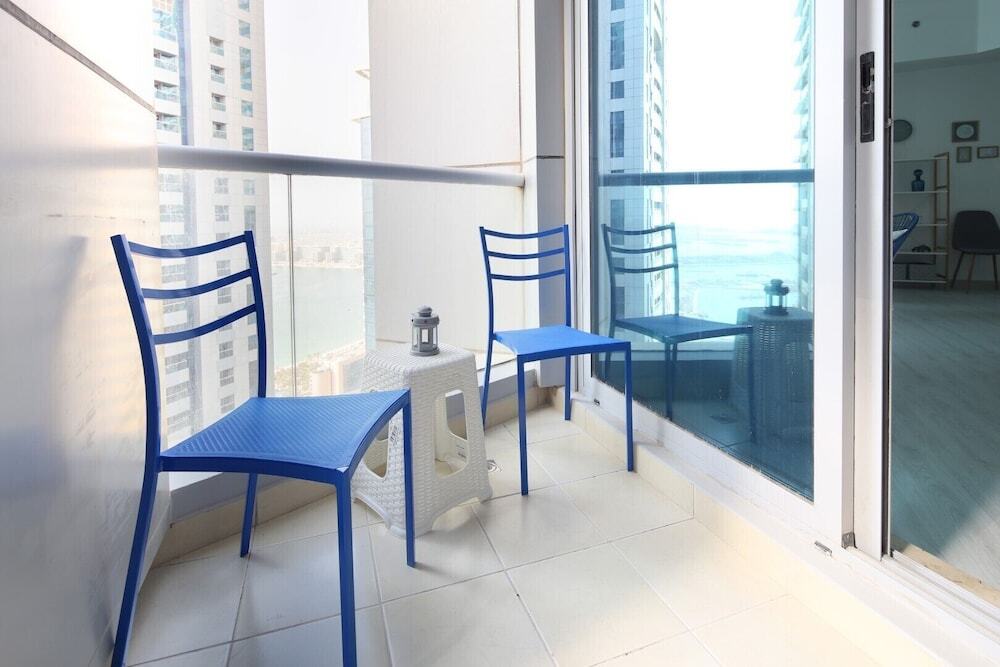 Дубай: Modern + Light 2BR in Dubai Marina w/ Sea Views!