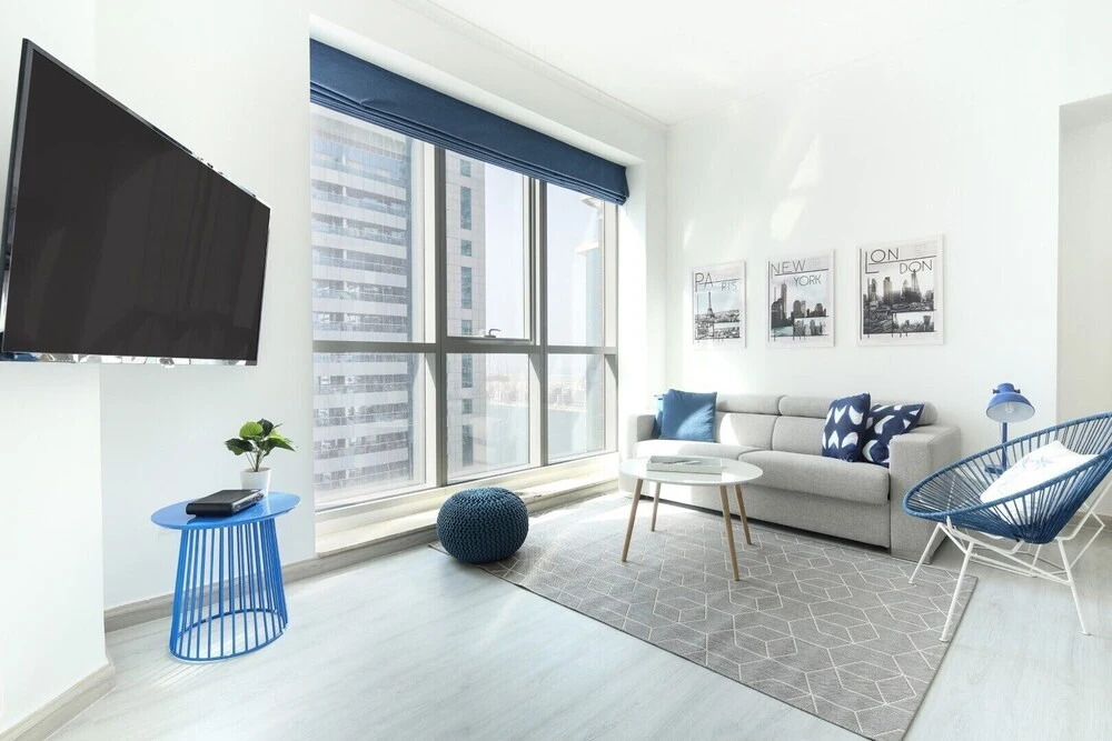 Дубай: Modern + Light 2BR in Dubai Marina w/ Sea Views!