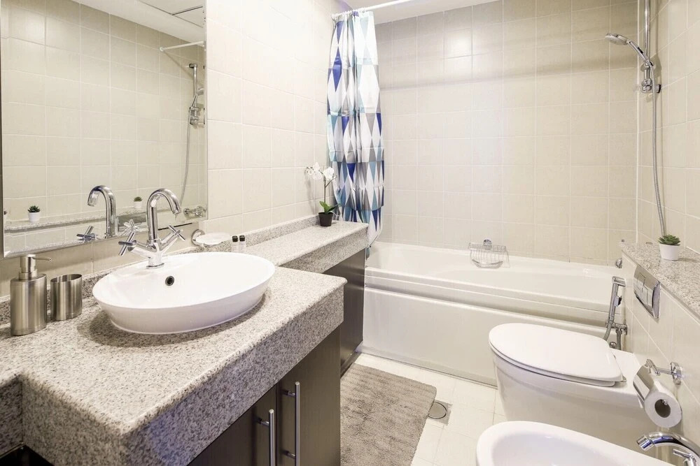 Дубай: Modern + Light 2BR in Dubai Marina w/ Sea Views!