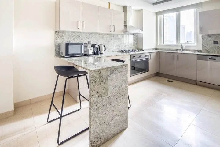 Дубай: Plush 3BR w/ Study in Prime District - Downtown Dubai!
