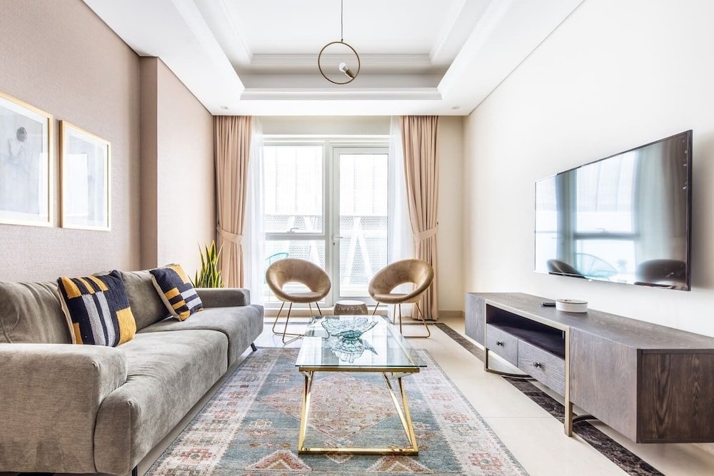 Дубай: Plush 3BR w/ Study in Prime District - Downtown Dubai!