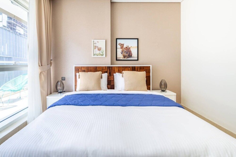 Дубай: Plush 3BR w/ Study in Prime District - Downtown Dubai!
