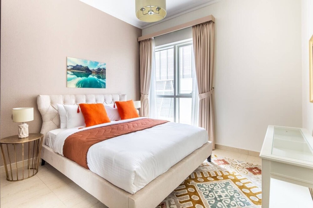 Дубай: Plush 3BR w/ Study in Prime District - Downtown Dubai!