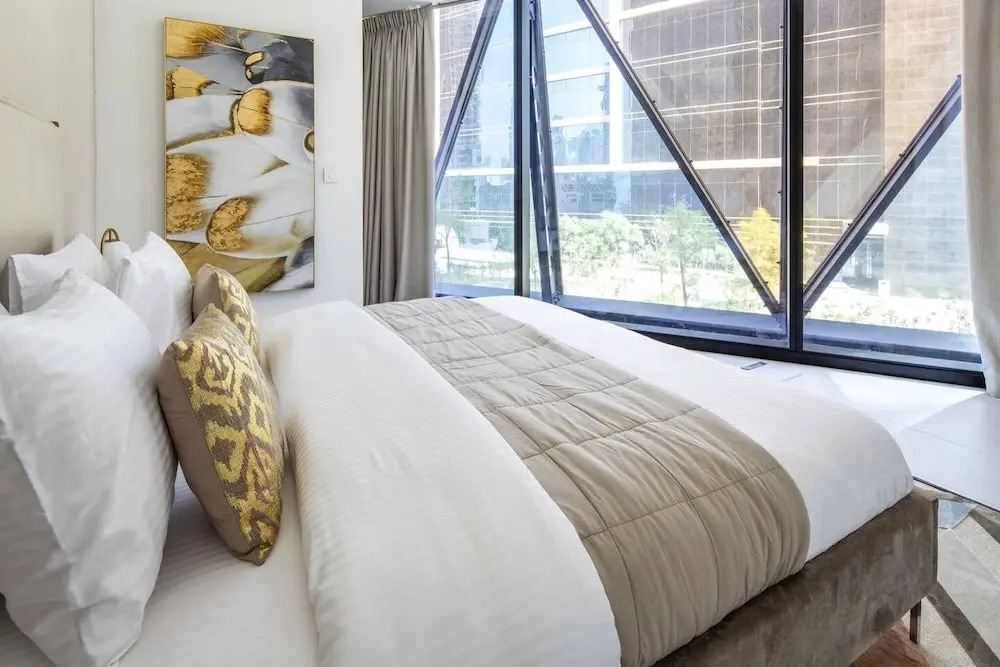 Дубай: Modern + Minimalist 1BR in Burj Khalifa Boulevard!
