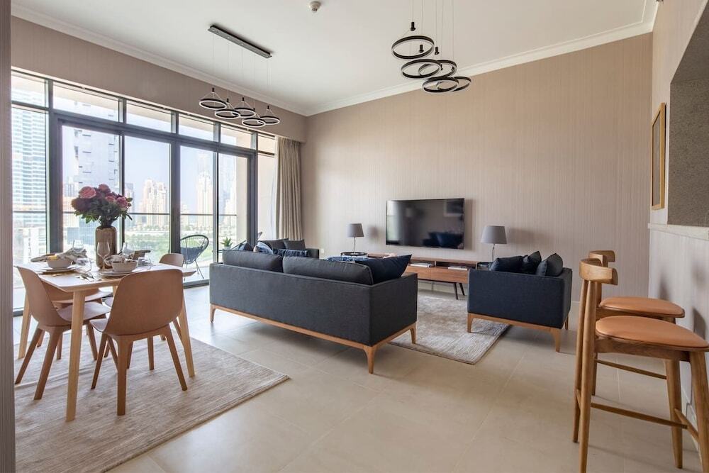 Дубай: Modern 2BR w/ Tranquil Ambience in Emirates Hills!