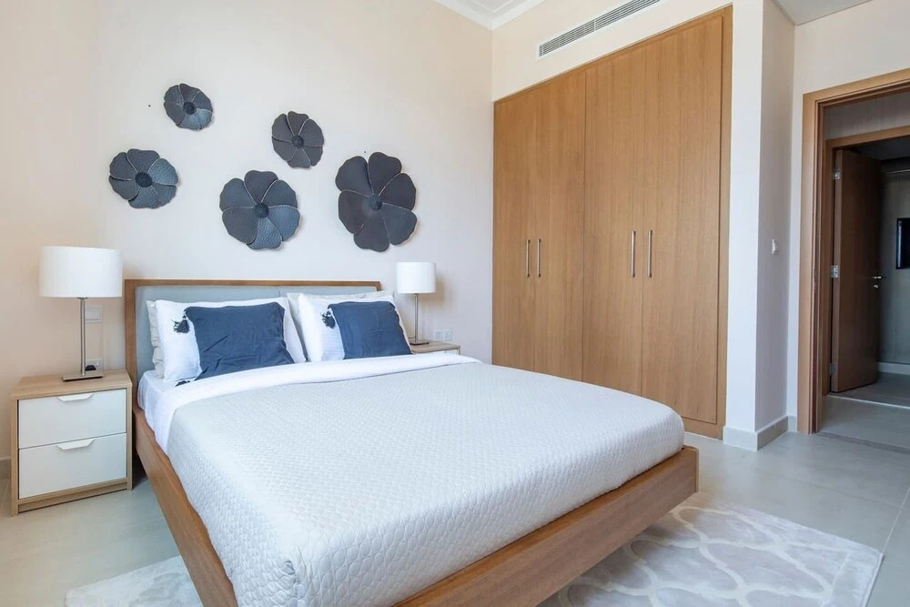 Дубай: Modern 2BR w/ Tranquil Ambience in Emirates Hills!