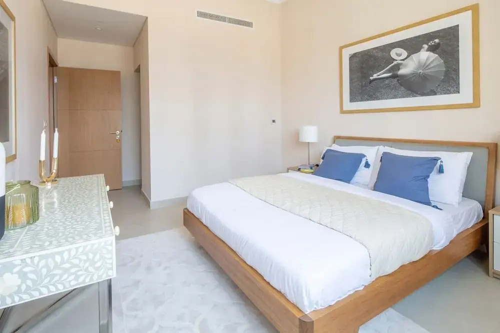 Дубай: Modern 2BR w/ Tranquil Ambience in Emirates Hills!