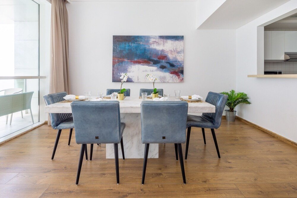 Дубай: Grand 2BR w/ a Full Sea View & Direct Beach Access