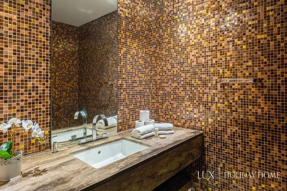 Дубай: LUX Holiday Home - DAMAC Residenze 2