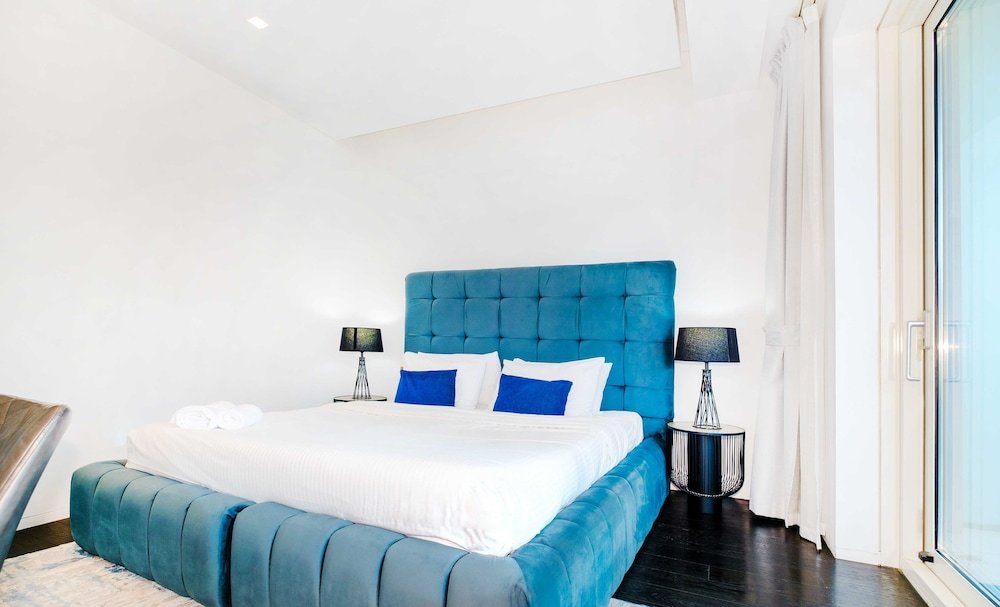 Дубай: LUX Holiday Home - DAMAC Residenze 2