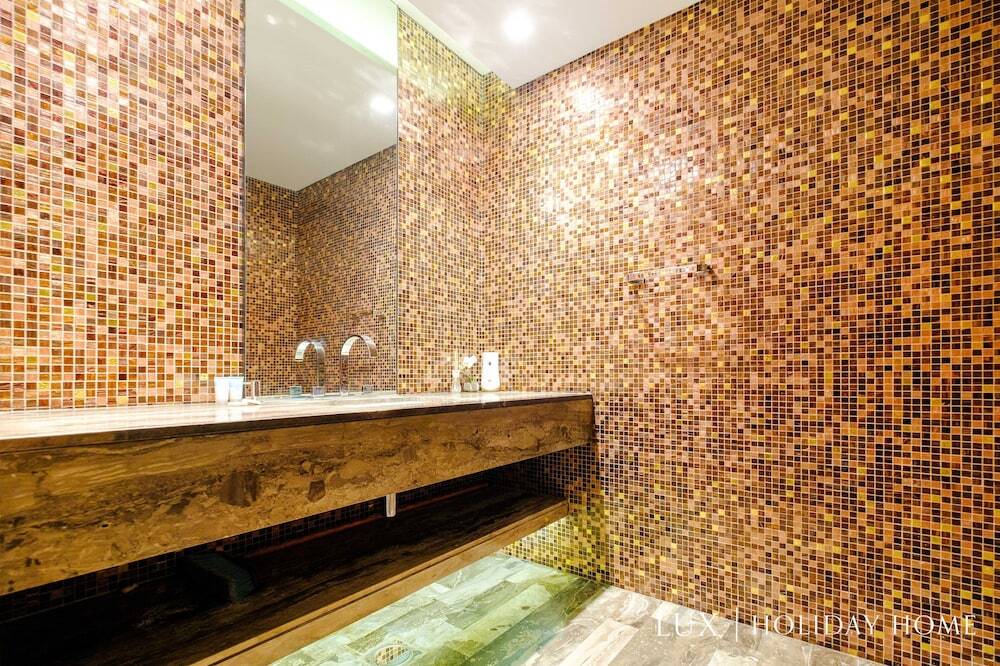 Дубай: LUX Holiday Home - DAMAC Residenze 2