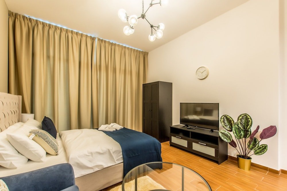 Дубай: Elegant Studio in Al Jawhara Tower by Deluxe Holiday Homes