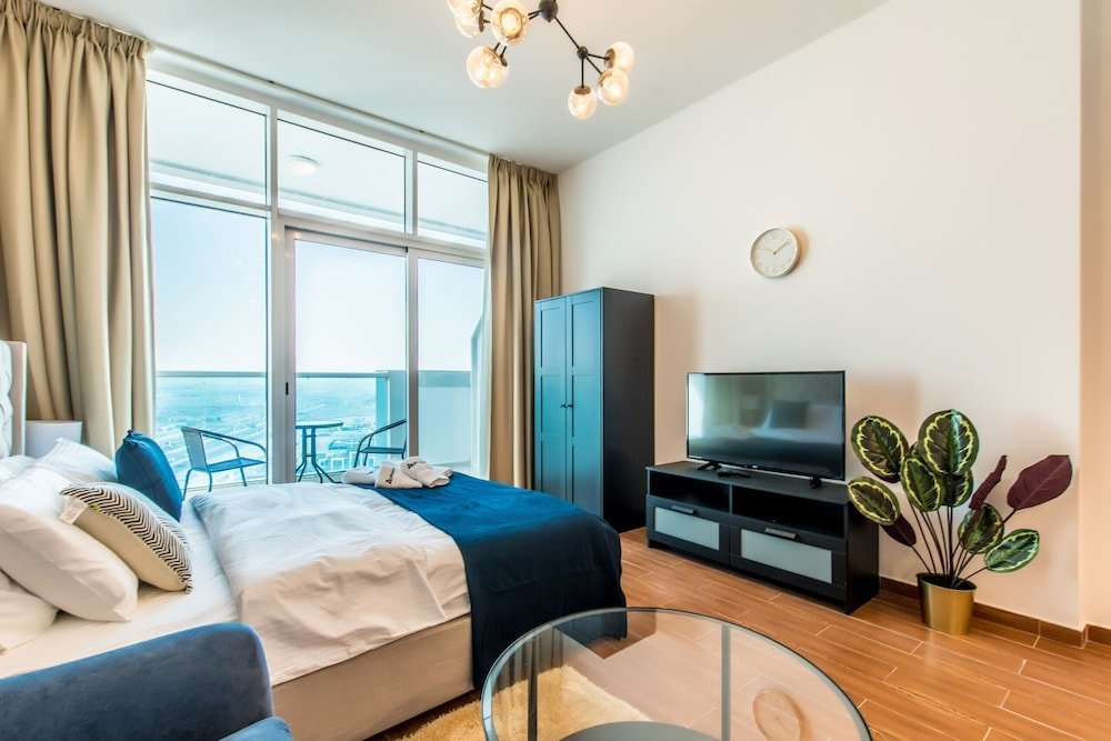 Дубай: Elegant Studio in Al Jawhara Tower by Deluxe Holiday Homes