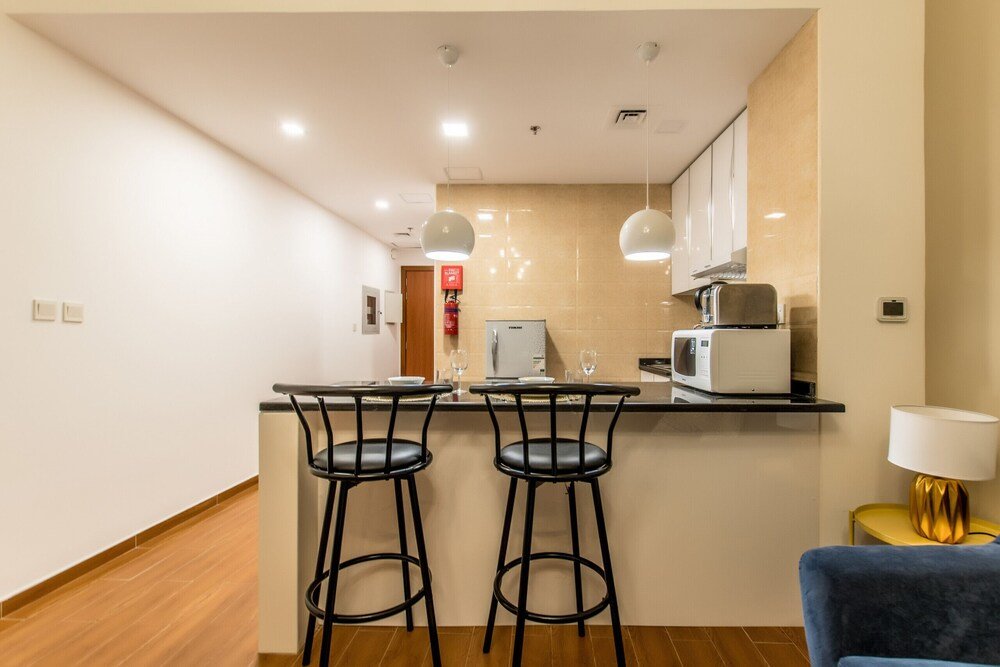 Дубай: Elegant Studio in Al Jawhara Tower by Deluxe Holiday Homes