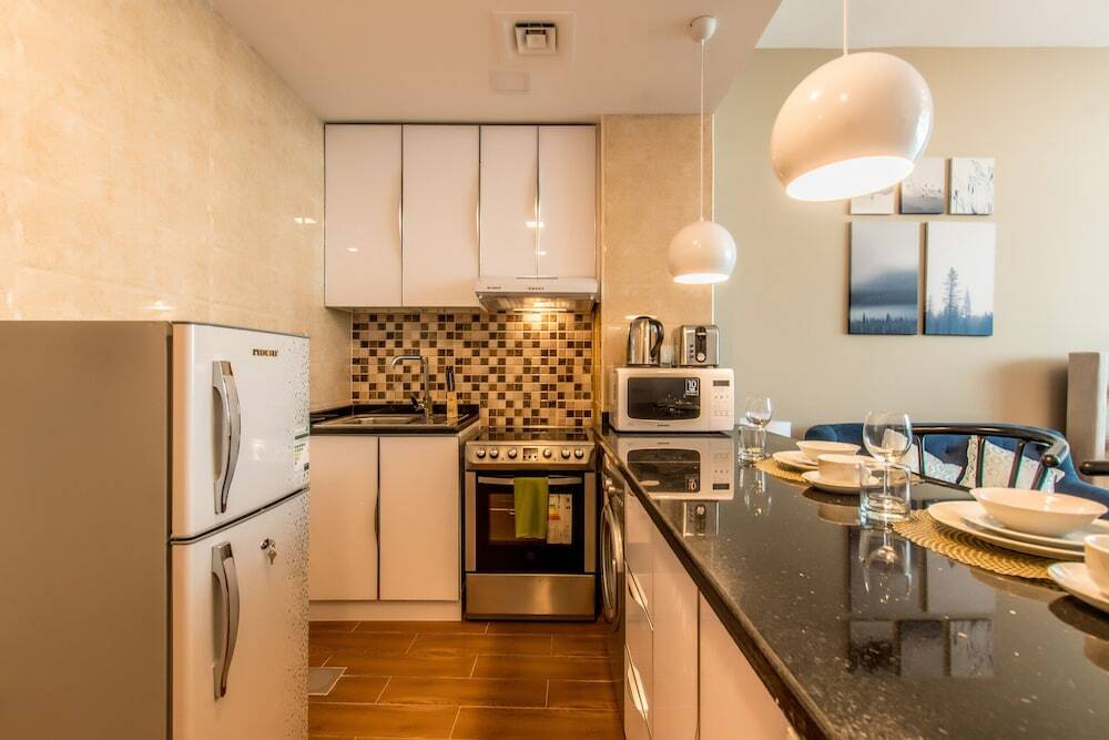 Дубай: Elegant Studio in Al Jawhara Tower by Deluxe Holiday Homes