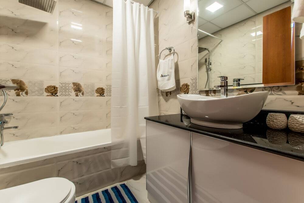 Дубай: Elegant Studio in Al Jawhara Tower by Deluxe Holiday Homes