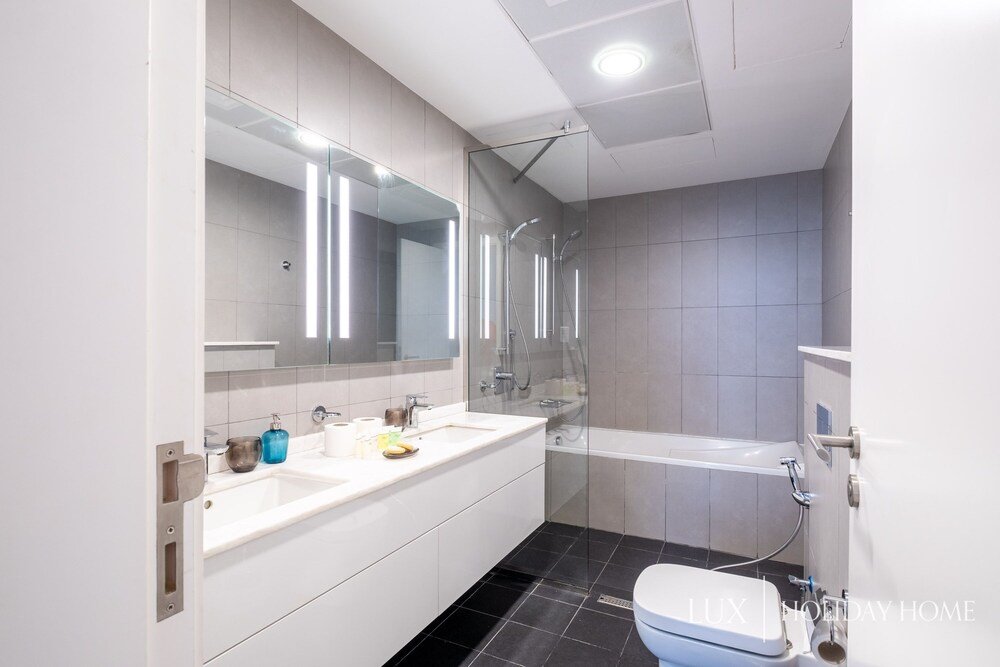 Дубай: LUX Holiday Home - Royal Bay 1