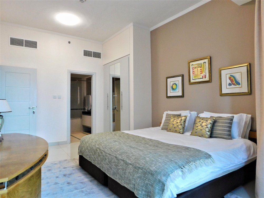 Дубай: Luton Vacation Homes Damac Heights