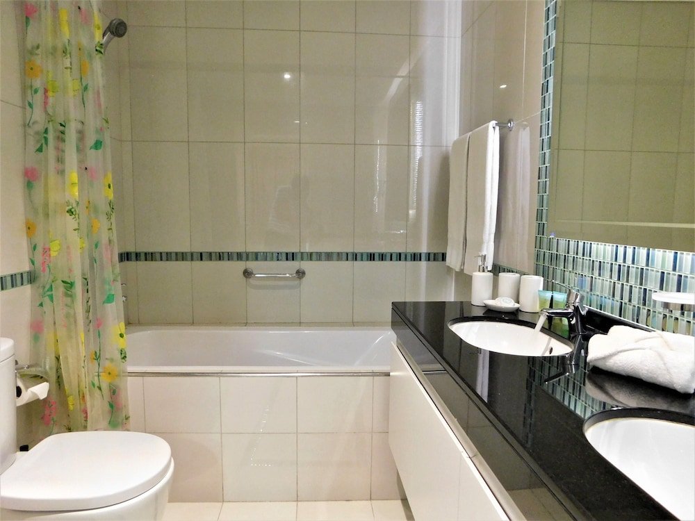Дубай: Luton Vacation Homes Damac Heights