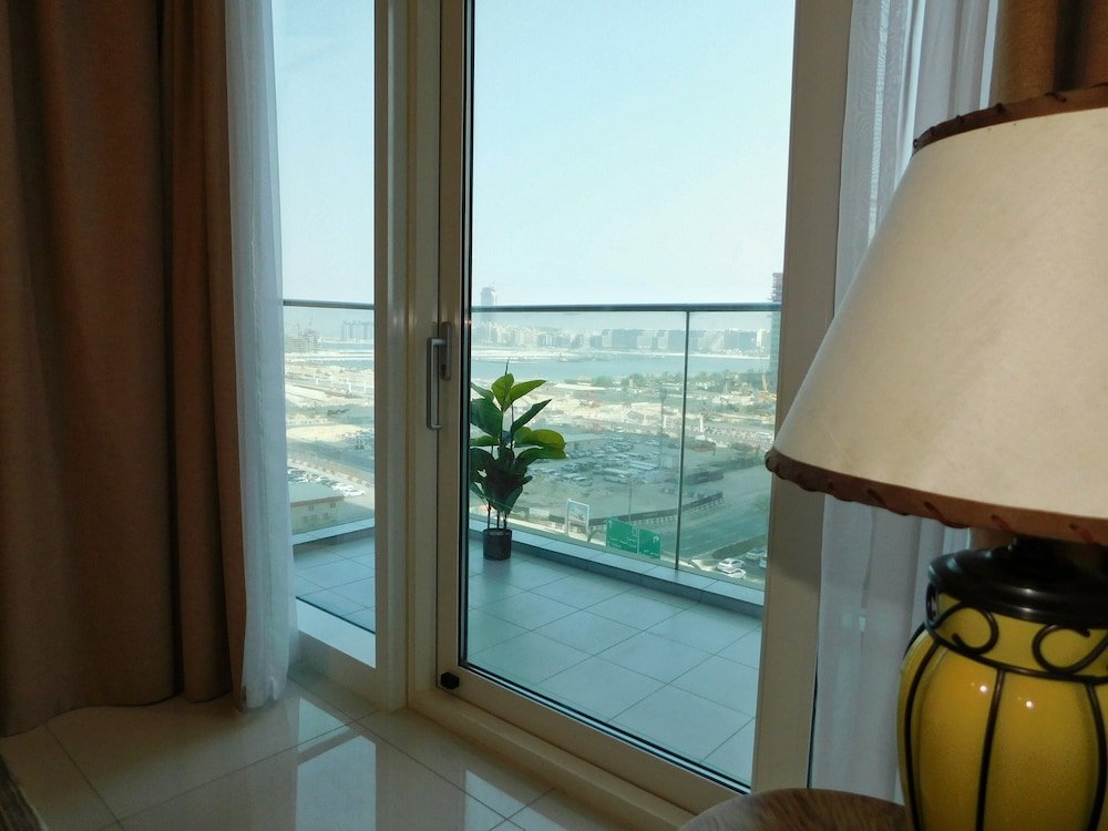 Дубай: Luton Vacation Homes Damac Heights