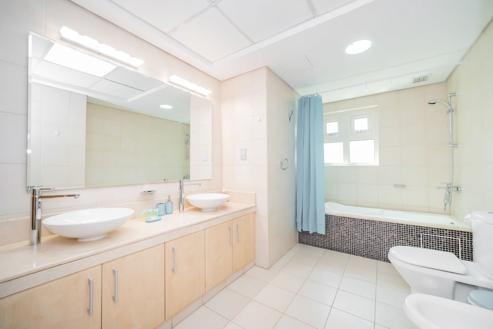 Дубай: Luton Vacation Homes - Shoreline Apartment with Beach access
