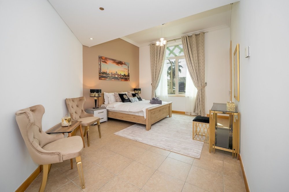 Дубай: Luton Vacation Homes - Shoreline Apartment with Beach access