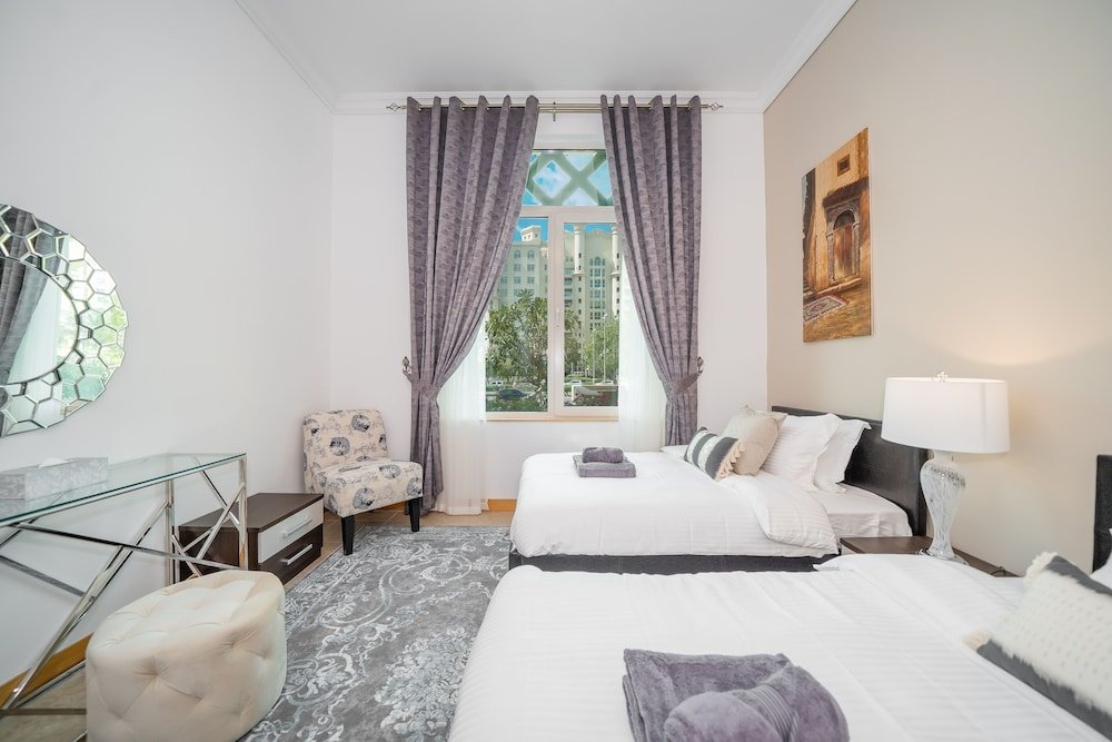 Дубай: Luton Vacation Homes - Shoreline Apartment with Beach access