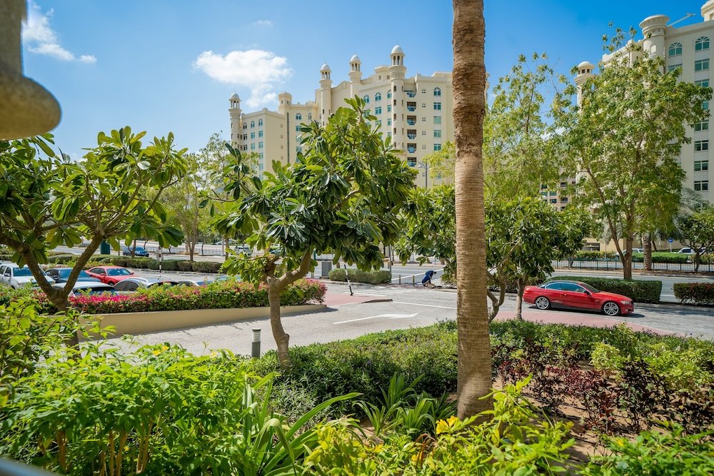 Дубай: Luton Vacation Homes - Shoreline Apartment with Beach access