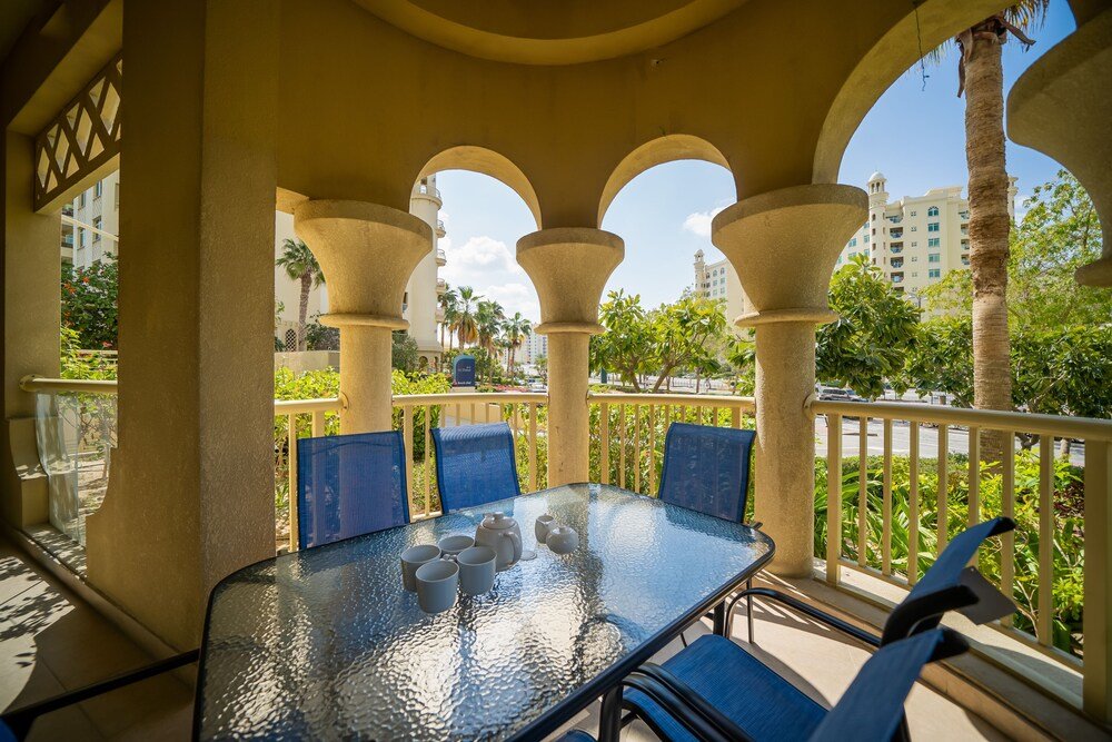 Дубай: Luton Vacation Homes - Shoreline Apartment with Beach access