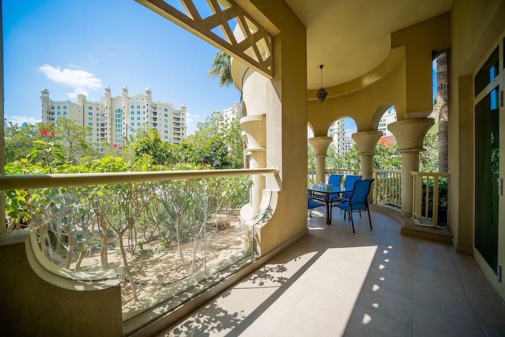 Дубай: Luton Vacation Homes - Shoreline Apartment with Beach access