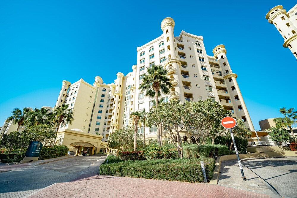 Дубай: Luton Vacation Homes - Shoreline Apartment with Beach access