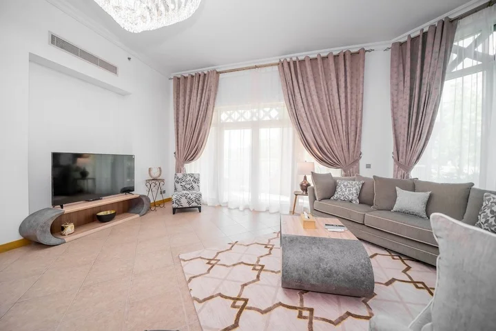 Дубай: Luton Vacation Homes - Shoreline Apartment with Beach access