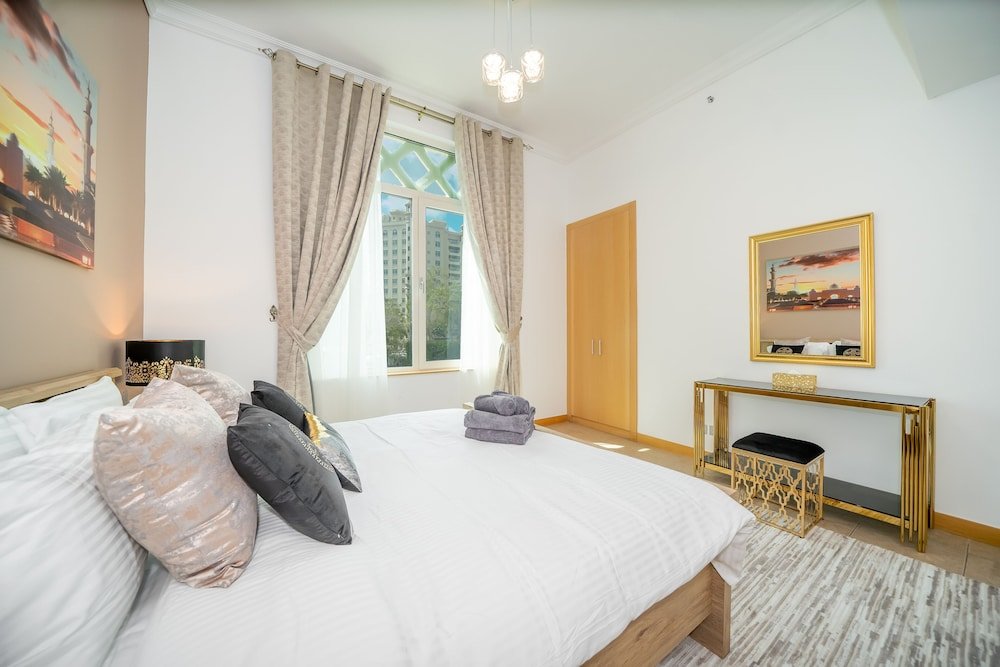 Дубай: Luton Vacation Homes - Shoreline Apartment with Beach access