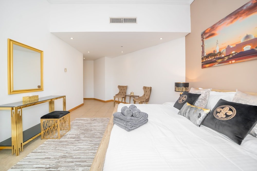 Дубай: Luton Vacation Homes - Shoreline Apartment with Beach access