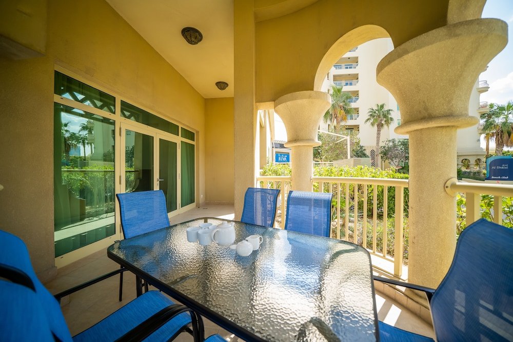 Дубай: Luton Vacation Homes - Shoreline Apartment with Beach access