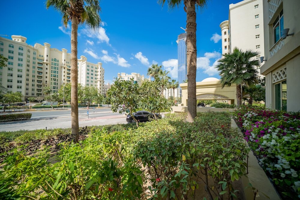 Дубай: Luton Vacation Homes - Shoreline Apartment with Beach access