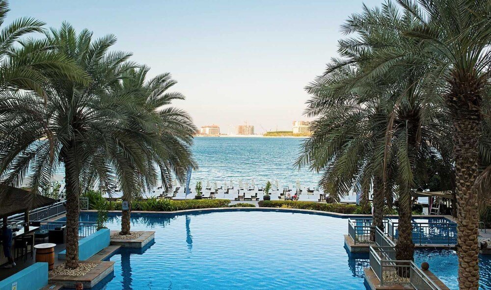 Дубай: Luton Vacation Homes - Shoreline Apartment with Beach access