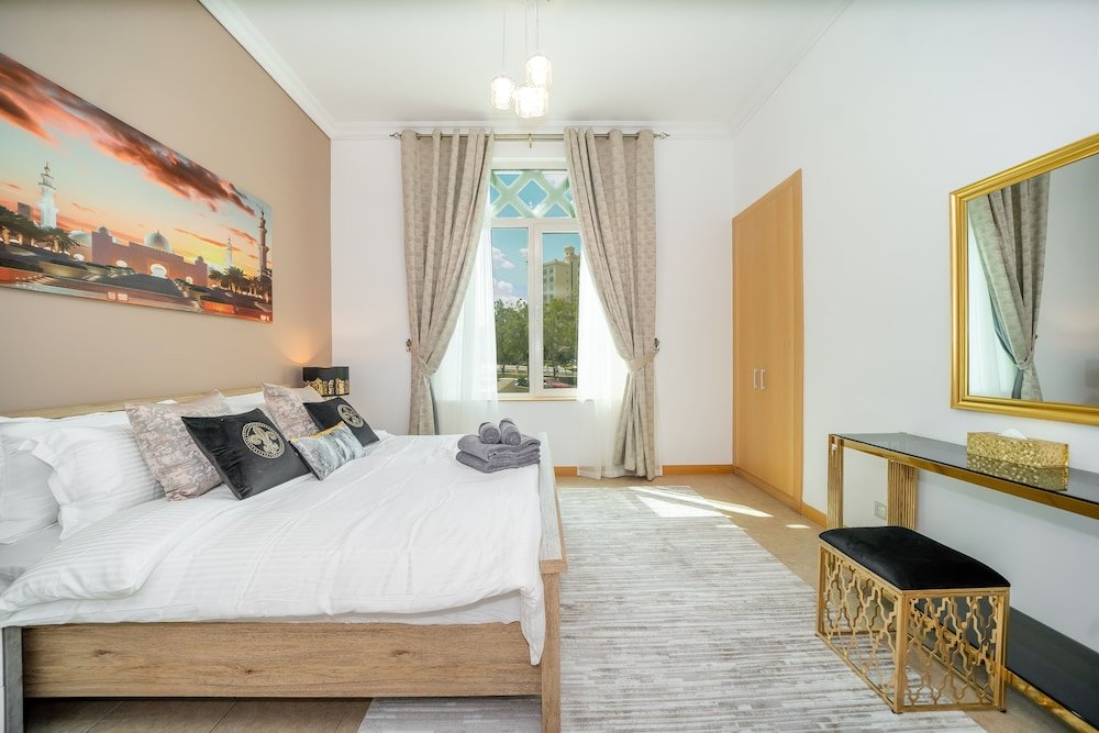 Дубай: Luton Vacation Homes - Shoreline Apartment with Beach access