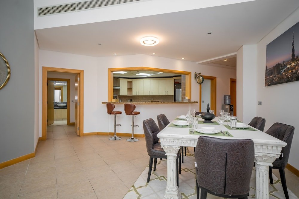 Дубай: Luton Vacation Homes - Shoreline Apartment with Beach access