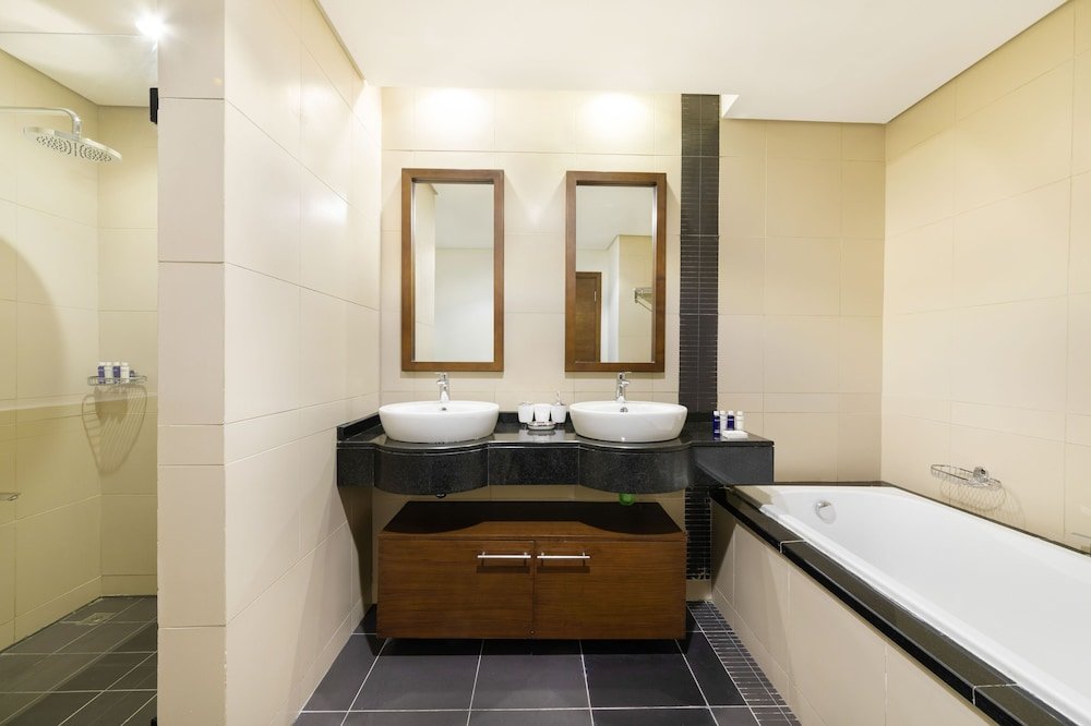 Дубай: Maison Privee - Spectacular Duplex Apt w/ Canal views