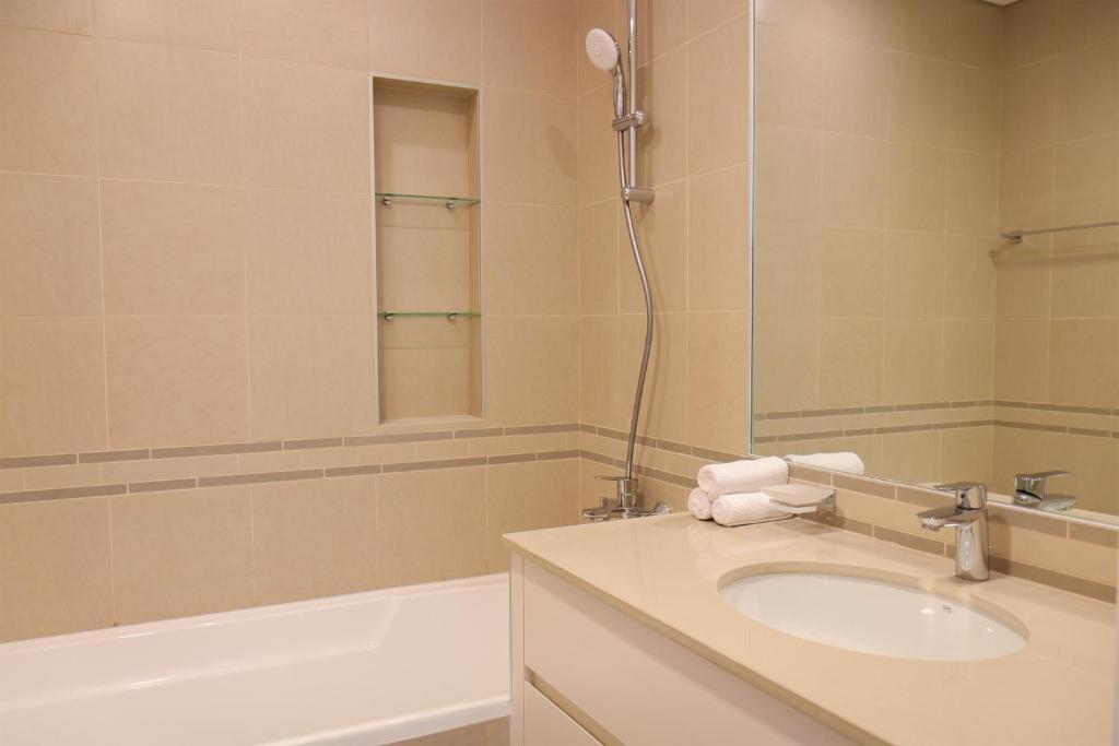 Дубай: 1 Bedroom Apartment In Hayat Boulevard