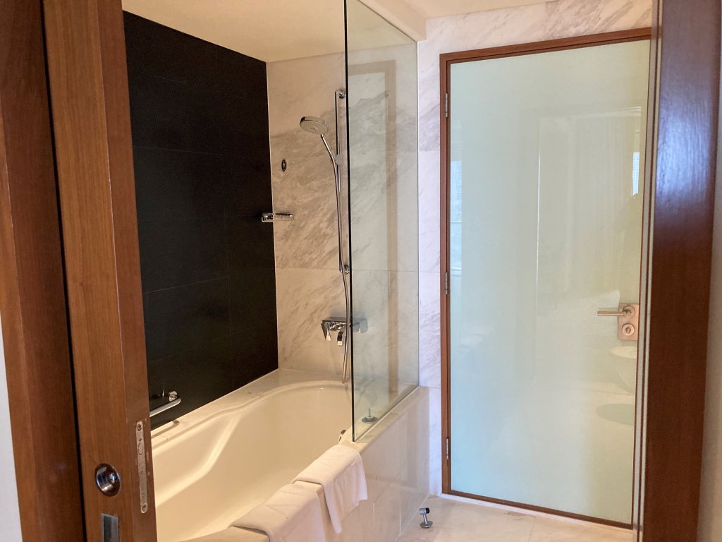 Дубай: Luxury stay at Fashion Avenue Dubai Mall Residence