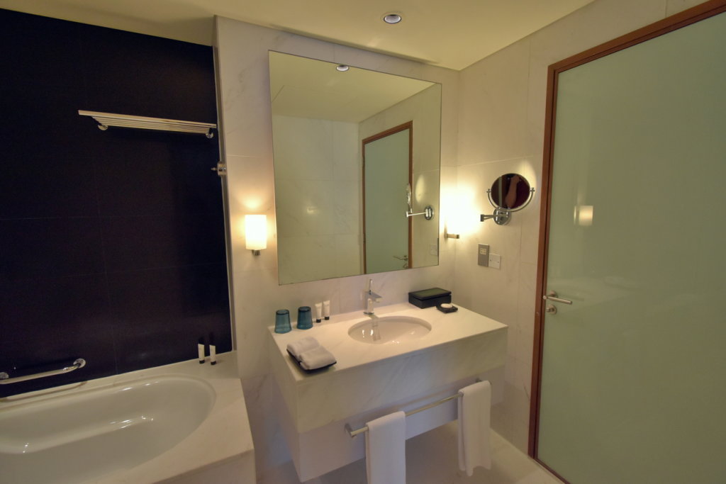 Дубай: Luxury 1 bedroom at Fashion Avenue Dubai Mall Residences