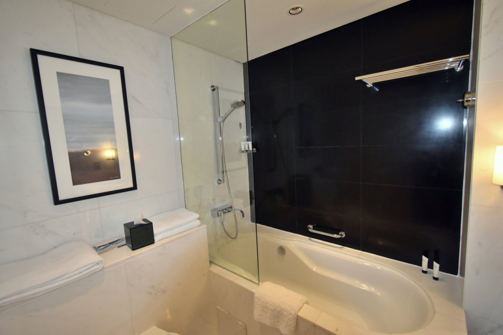 Дубай: Luxury 1 bedroom at Fashion Avenue Dubai Mall Residences