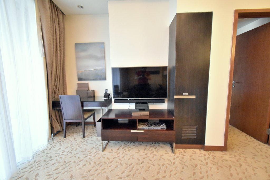 Дубай: Luxury 1 bedroom at Fashion Avenue Dubai Mall Residences